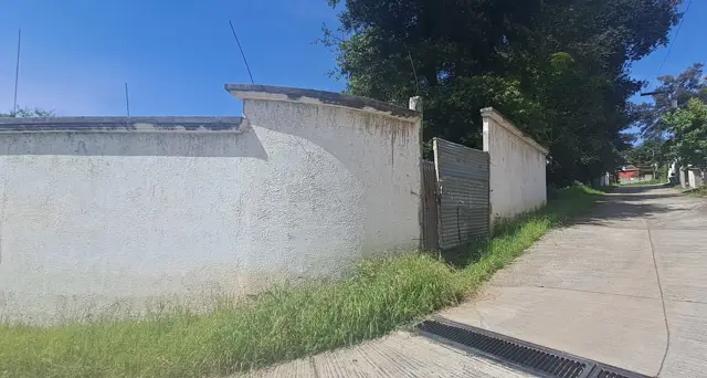Muro exterior y portón del terreno en el condominio · Terreno en condominio, zona 2