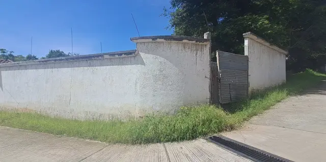 Esquina del muro perimetral junto a la calle del condominio · Terreno en condominio, zona 2